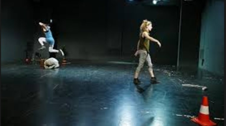 Χορογραφίες στους δρόμους της Αθήνας, Σάββατο απόγευμα