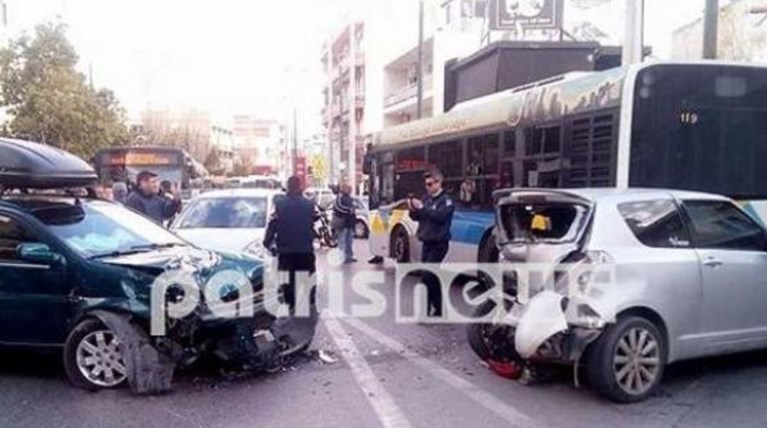 Τροχαίο στο Ιλιον συγκρούστηκαν ΙΧ με λεωφορείο [ΕΙΚΟΝΕΣ]