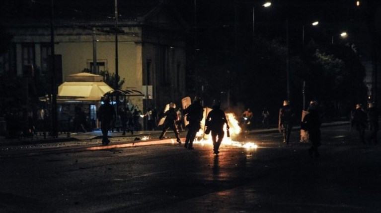 Άγνωστοι πυρπόλησαν περίπτερο στο κέντρο της Αθήνας-Δίπλα στο Πολυτεχνείο