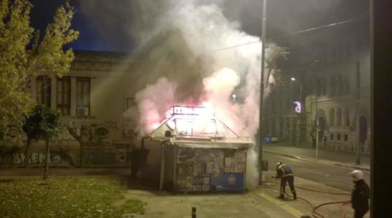 Τοξικομανείς έβαλαν τη φωτιά σε περίπτερο στην Πατησίων