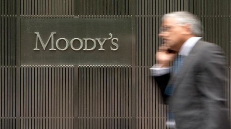 Καμπανάκι Moody's για τη νέα ένταση Αθήνας-δανειστών, κίνδυνος τον Ιούλιο