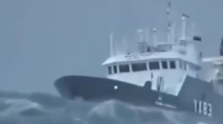 Δέκα πλοία δίνουν μάχη με τα φονικά κύματα