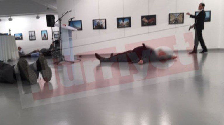 Νεκρός ο ρώσος πρεσβευτής στην Άγκυρα μετά από την επίθεση