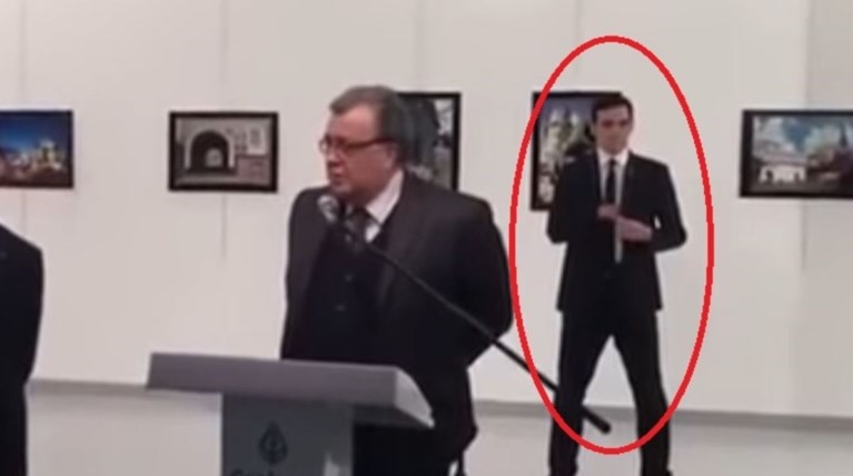 Νέο βίντεο - σοκ: Ο δολοφόνος ετοιμάζεται για την εκτέλεση του πρεσβευτή