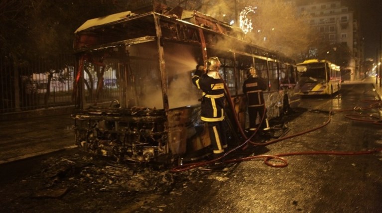 Εμπόλεμη ζώνη η Πατησίων: Πάνω από 600.000 ευρώ οι καταστροφές στα τρόλεϊ