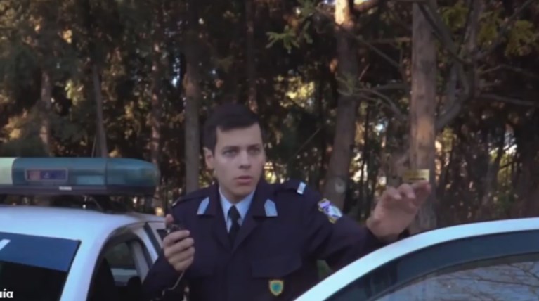 Η ΕΛΑΣ κάνει mannequin challenge και εύχεται καλές γιορτές