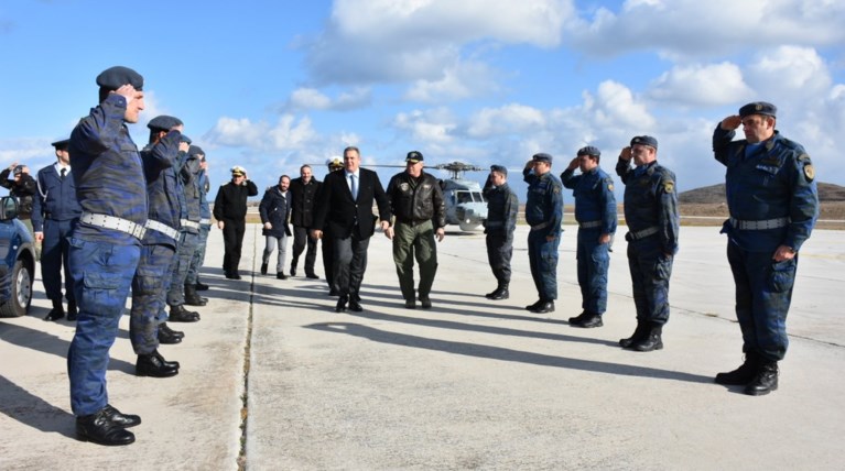 Τα «σταυροκοπήματα» του υπουργού Καμμένου στους πιλότους φωτό