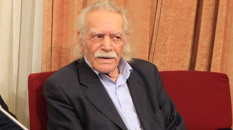 Ο Γλέζος βγάζει selfies επί πληρωμή & έχει μαζέψει 20 χιλ. ευρώ