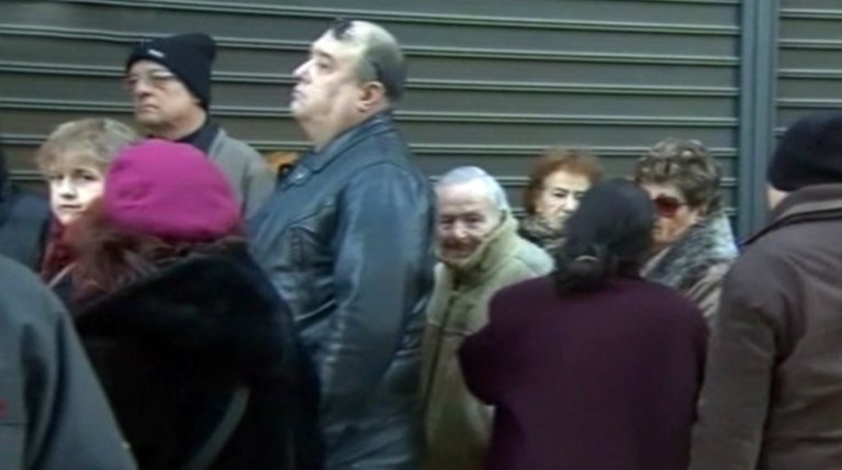 Ουρές στις τράπεζες από συνταξιούχους για το «βοήθημα» και ψαλιδισμένο ΕΚΑΣ