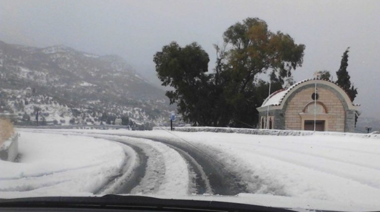 Στα λευκά η Κρήτη, κύμα κακοκαιρίας σαρώνει τη χώρα