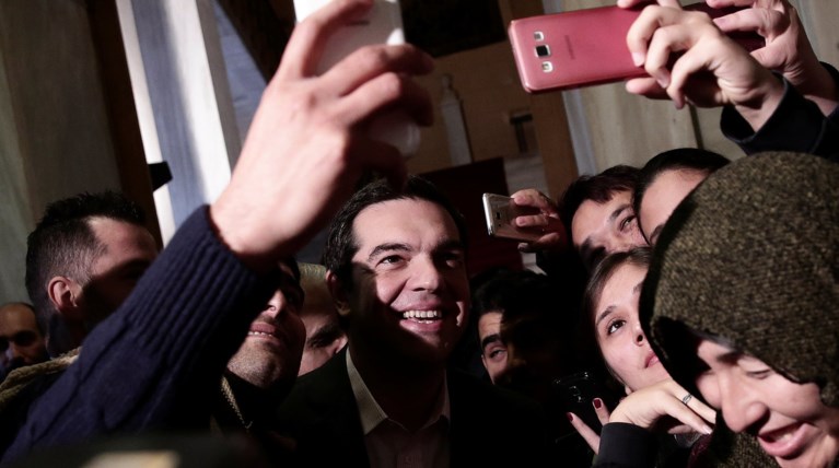 Oι selfies του Τσίπρα με τους πρόσφυγες στη Βουλή