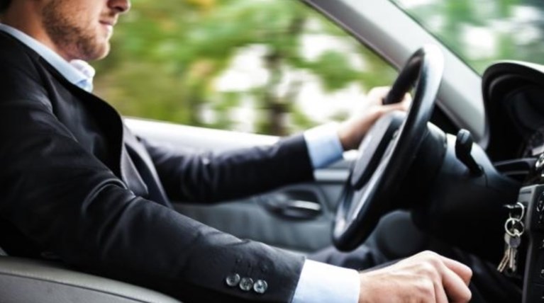 Ελληνική πρωτοτυπία: Έβαλαν ρατσιστή οδηγό να μεταφέρει αξιωματούχο της ΕΕ