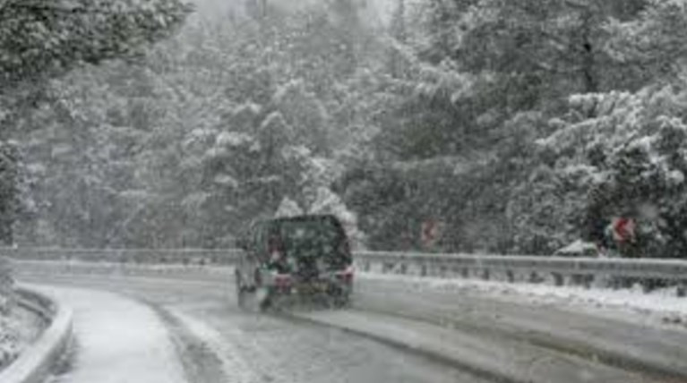 Ανοιξε η περιφερειακή Πεντέλης-Ν.Μάκρης, με αλυσίδες στην Πάρνηθα