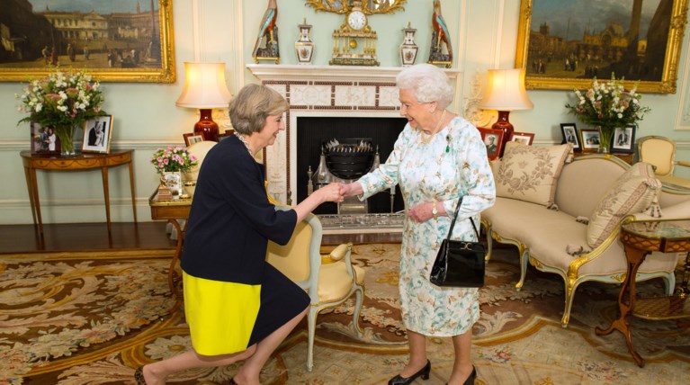 Η βασίλισσα Ελισάβετ έχει τρελά νεύρα με την πρωθυπουργό Μέι