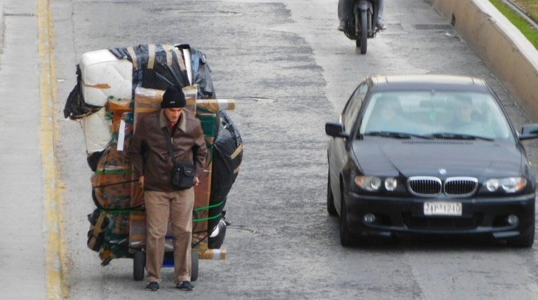 Χριστούγεννα στον δρόμο: Οι άστεγοι στην Αθήνα της κρίσης