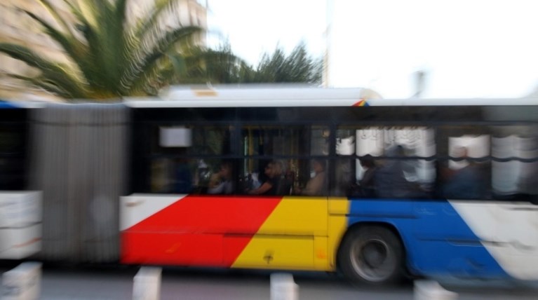 Οπαδοί του ΠΑΟΚ και του Άρη αρπάχτηκαν μέσα σε λεωφορείο