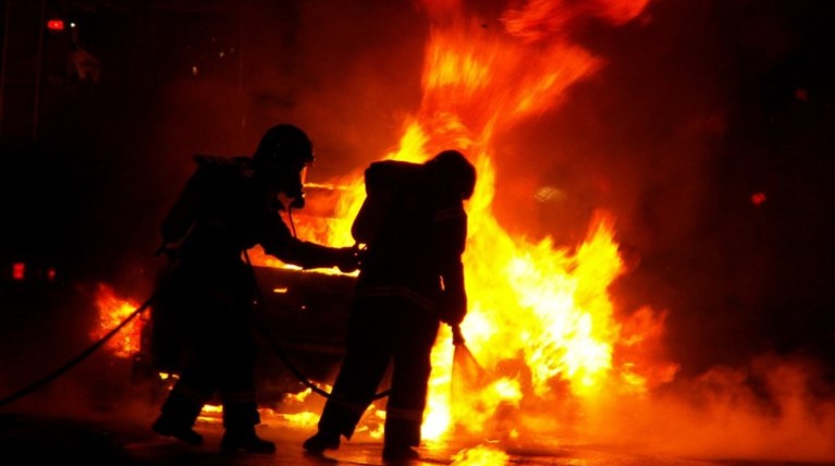 Πυρπόλησαν φορτηγό κατασκευαστικής εταιρείας στου Γκύζη