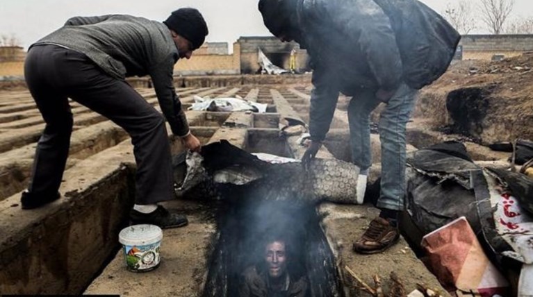 Εικόνες σοκ: Σε άδειους τάφους κοιμούνται άποροι & τοξικομανείς στο Ιράν