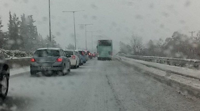 Διακόπηκε λόγω χιονόπτωσης η κυκλοφορία στη Λ. Πάρνηθος