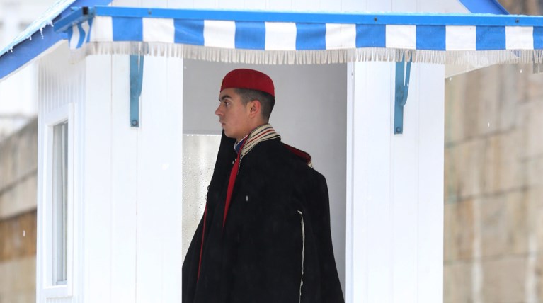 Με κάπα οι εύζωνες στο Σύνταγμα λόγω του τσουχτερού κρύου