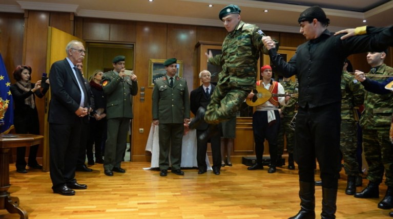 Κάλαντα και «τσάμικα» μπροστά στον αναπληρωτή υπουργό Δ.Βίτσα