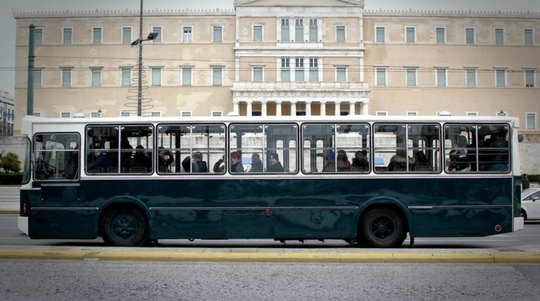Το θρυλικό πράσινο λεωφορείο του Πειραιά ξανά στους δρόμους [Εικόνες]