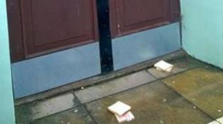 Βρετανία: Νεκρός στο κελί του ο άνδρας που έριξε μπέικον σε τζαμί