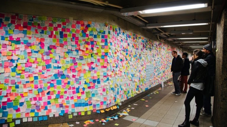 Ενα δημόσιο έργο τέχνης από χιλιάδες επιβάτες του μετρό