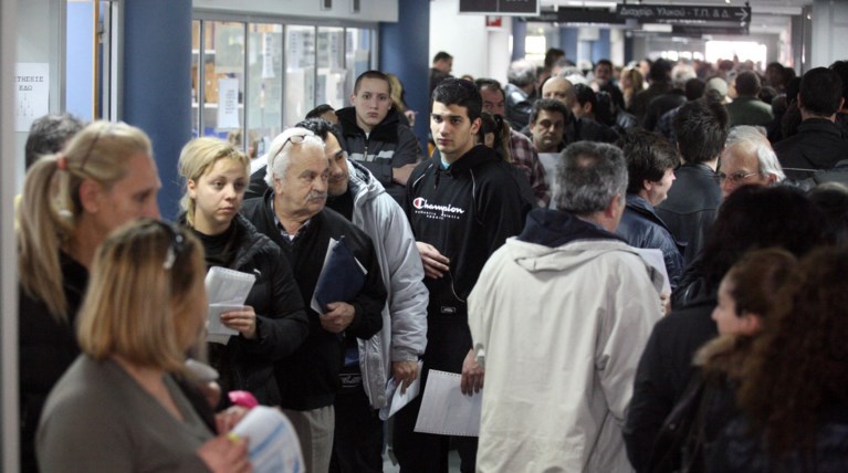 Λεηλασία του Δημοσίου στα εισοδήματα της μεσαίας τάξης με φόρους-εισφορές
