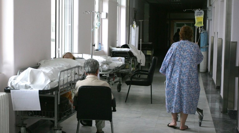 Στοιχεία σοκ της ΠΟΕΔΗΝ: Θάνατοι, ελλείψεις και βρωμιά στα νοσοκομεία