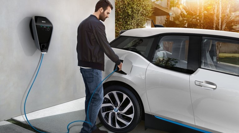 Η BMW στήνει το μελλοντικό δίκτυο φόρτισης και πράσινης μετακίνησης