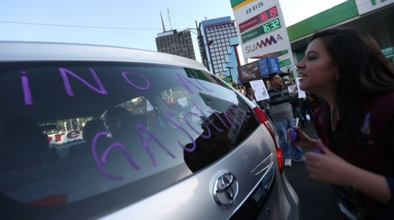 Εξαγριωμένοι Μεξικανοί έκλεισαν δρόμους στην πρωτεύουσα (ΦΩΤΟ)