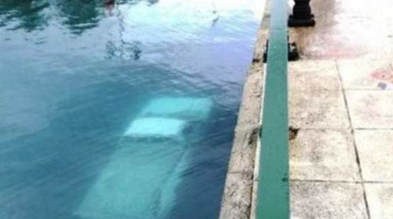 Βουτιά... αυτοκινήτου στο λιμάνι της Λευκάδας - Σώος ο οδηγός