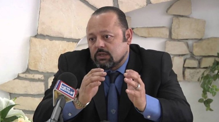 Ενας τσαρλατάνος που θέλει να γίνει ο «Σω(τή)ρας» της χώρας