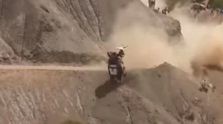 Σε γκρεμό έπεσε με το αυτοκίνητό του ο Κάρλος Σάινθ στο ράλι του Ντακάρ