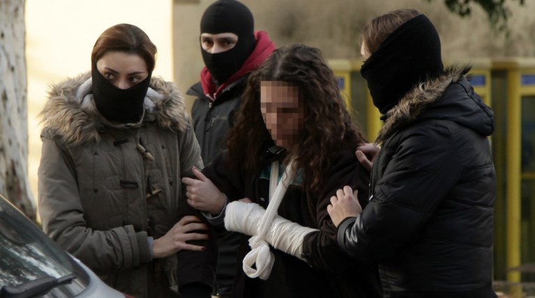 Η 25χρονη συνεργός στηρίζει την Πόλα Ρούπα και τον Μαζιώτη