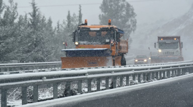 Προβλήματα σε όλη την Ελλάδα από την "επέλαση" του χιονιά