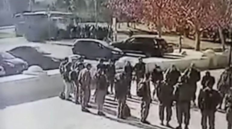 Η στιγμή που το φορτηγό πέφτει πάνω σε πεζούς στην Ιερουσαλήμ