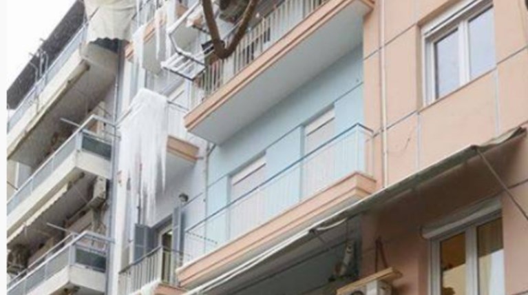 Πάγωσε και η Θεσσαλονίκη: Σταλακτίτες σε μπαλκόνια!