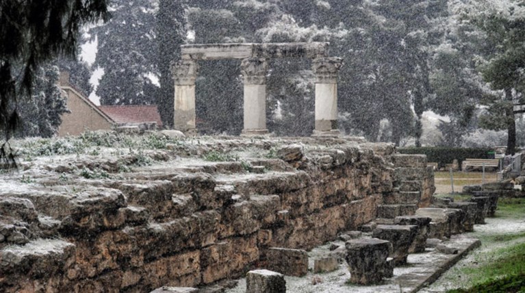 Τα μνημεία της Ελλάδας στα λευκά