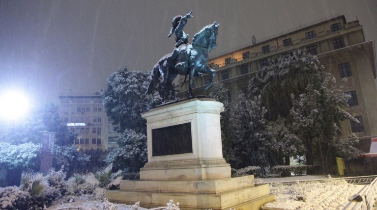 Χιονίζει στο κέντρο της Αθήνας, προβλήματα σε όλη τη χώρα