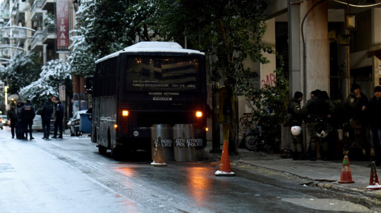 Επίθεση με τραυματία αστυνομικό των ΜΑΤ στα γραφεία του ΠΑΣΟΚ