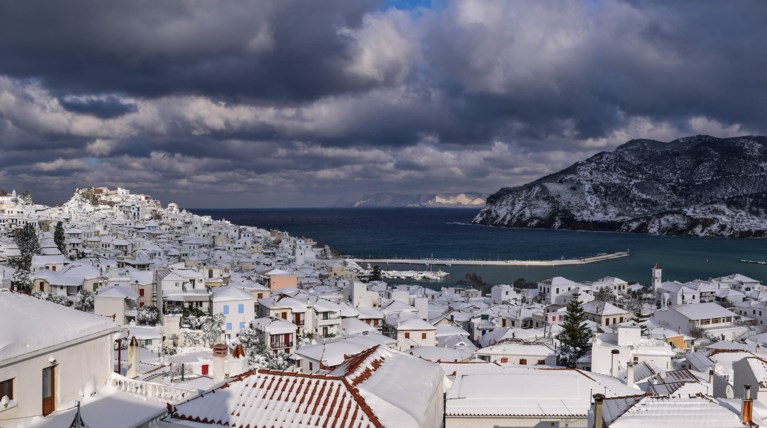 «Πνίγηκαν» στο χιόνι τα νησιά, προβλήματα σε όλη την Ελλάδα