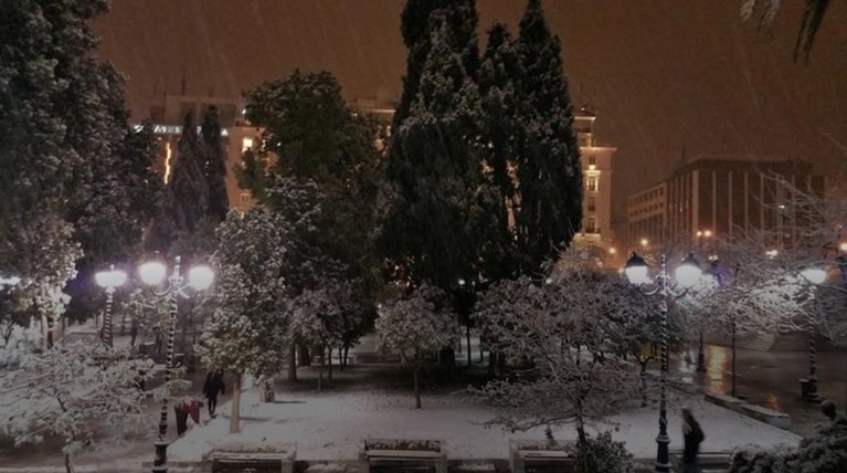 Η χιονισμένη Αθήνα σε 11 μοναδικές φωτογραφίες