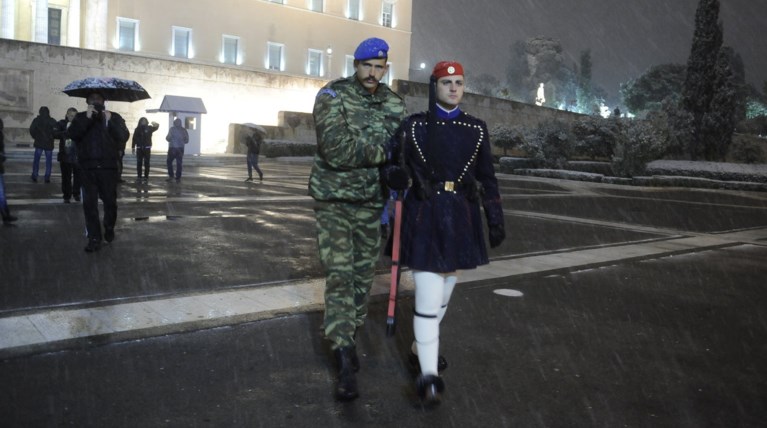 Υποβασταζόμενοι οι τσολιάδες στο Σύνταγμα λόγω του χιονιού [Εικόνες]