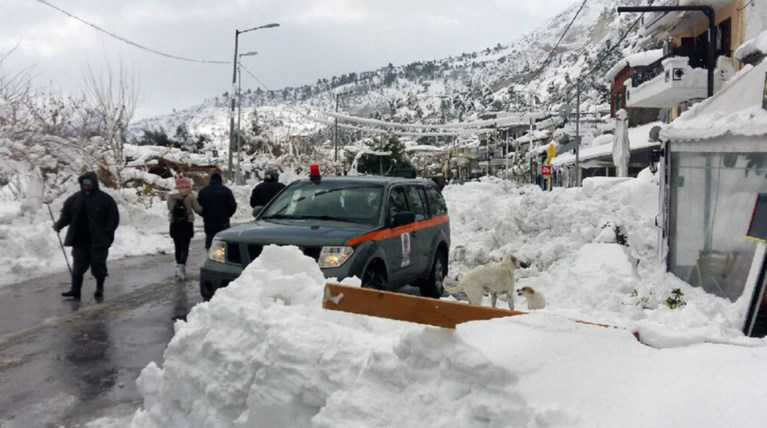 Η κακοκαιρία ξαναχτυπά ολόκληρη τη χώρα με χιόνια και κρύο
