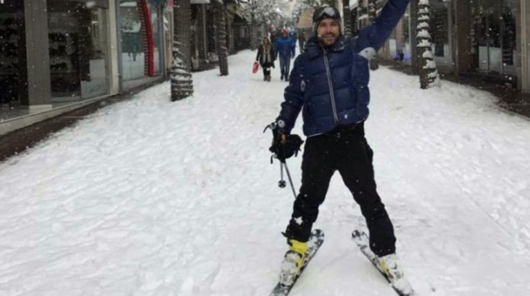 Διέσχισε με σκι τη μισή Λαμία-Απίστευτο βίντεο
