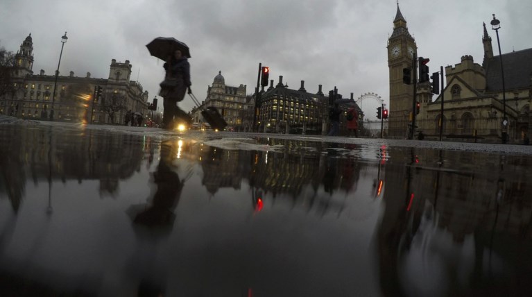 Κύμα κακοκαιρίας με χιόνια και καταιγίδες σαρώνει τη Βρετανία