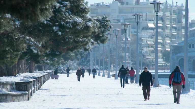 Απελπισία: Χωρίς νερό για δεύτερη μέρα, βράζουν το χιόνι οι Βολιώτες