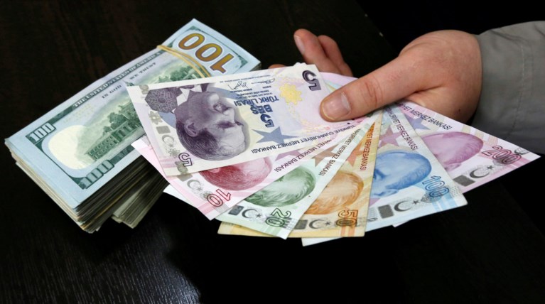 Εκτακτα μέτρα στην Τουρκία για να σταματήσει η πτώση της λίρας